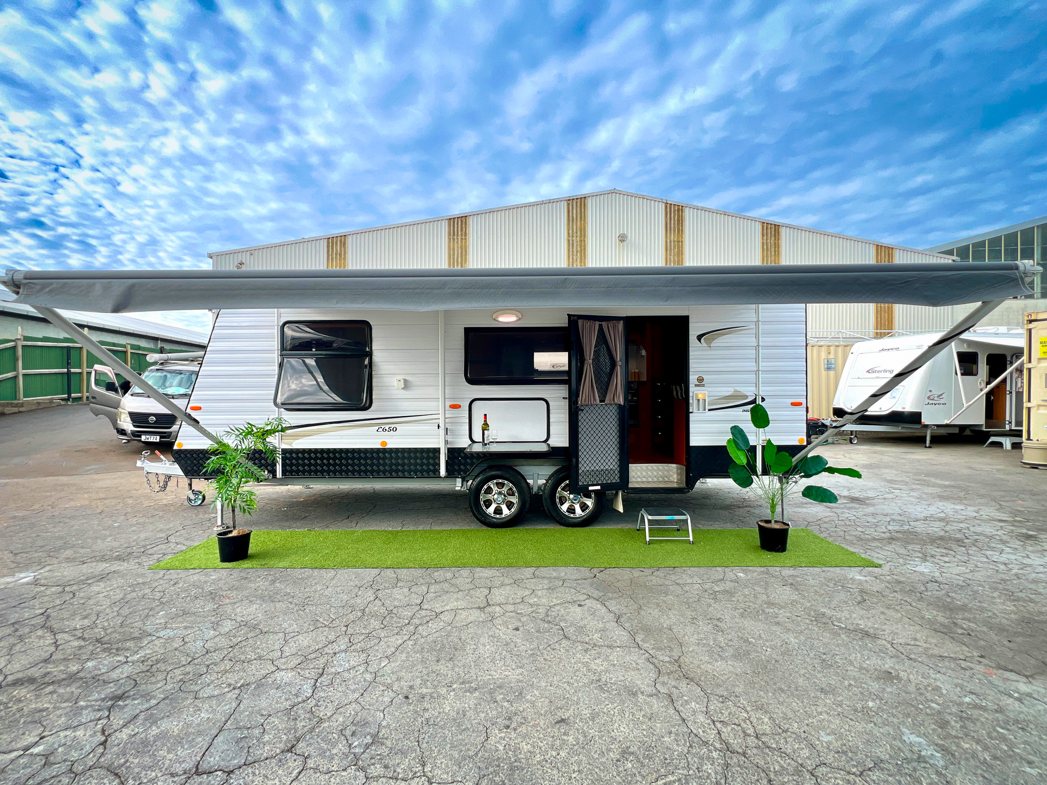 2012-concept-benson-650-02-exterior-side-awning-extended