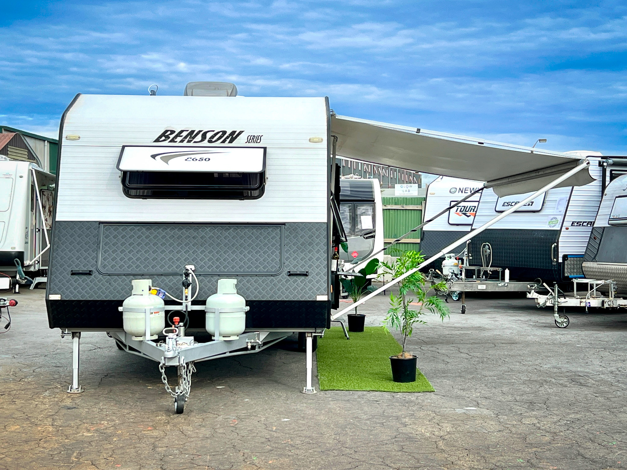 2012-concept-benson-650-05-exterior-front-drawbar-gas-bottles