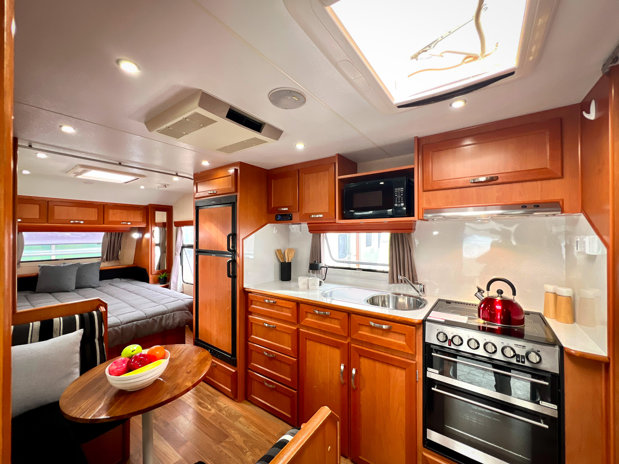 2012-concept-benson-650-06-interior-kitchen-dinette-bedroom