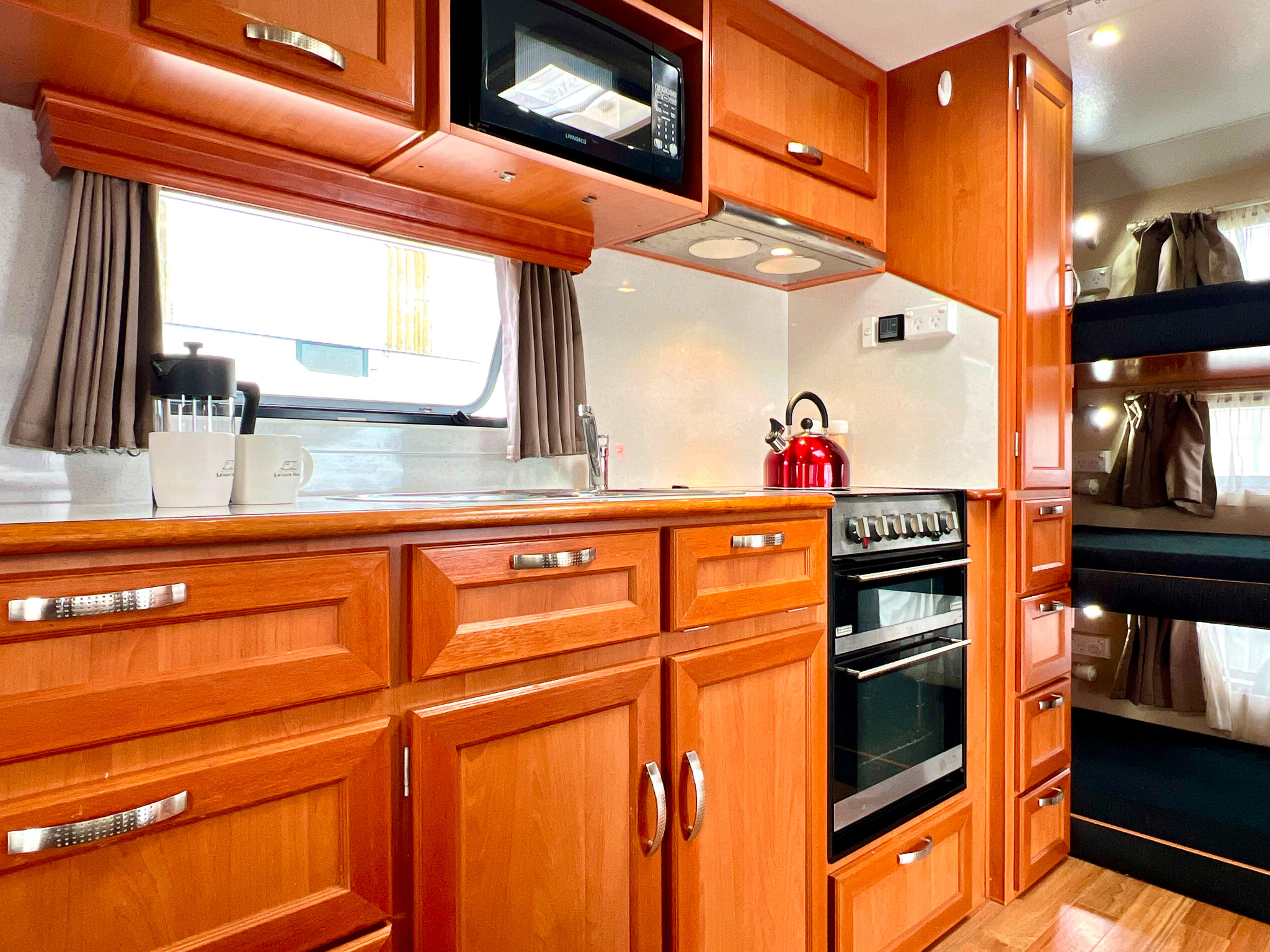 2012-concept-benson-650-09-kitchen-oven-microwave