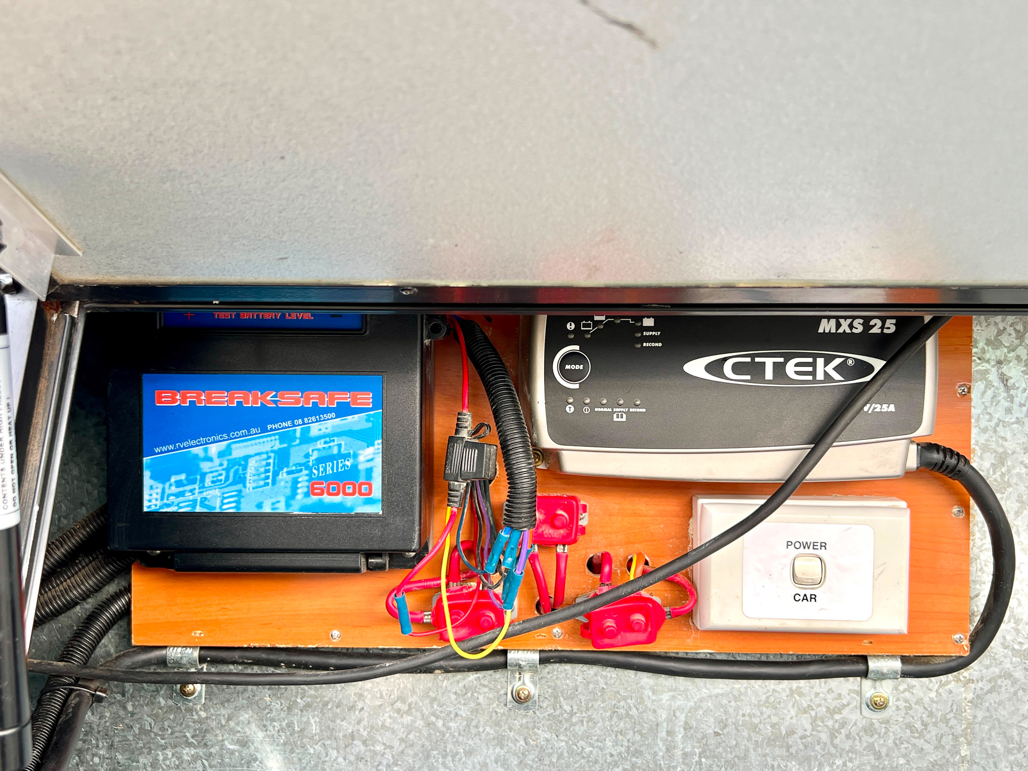 2012-concept-benson-650-14-battery-ctek-charger